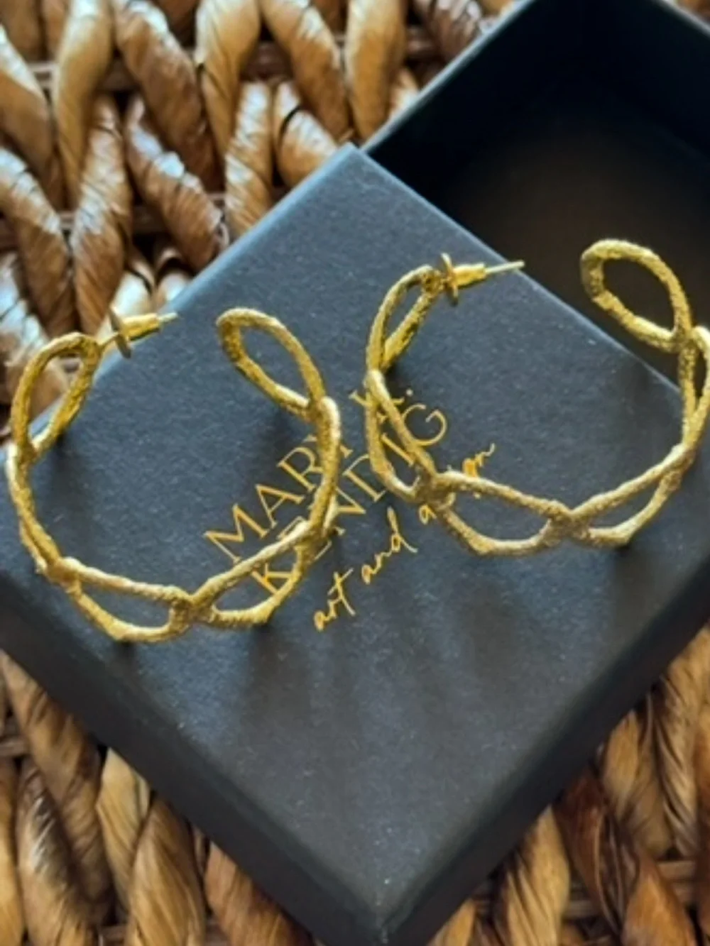 *NEW Rare Mary K. Kendig Gold Textured Open Circle Hoop Earrings